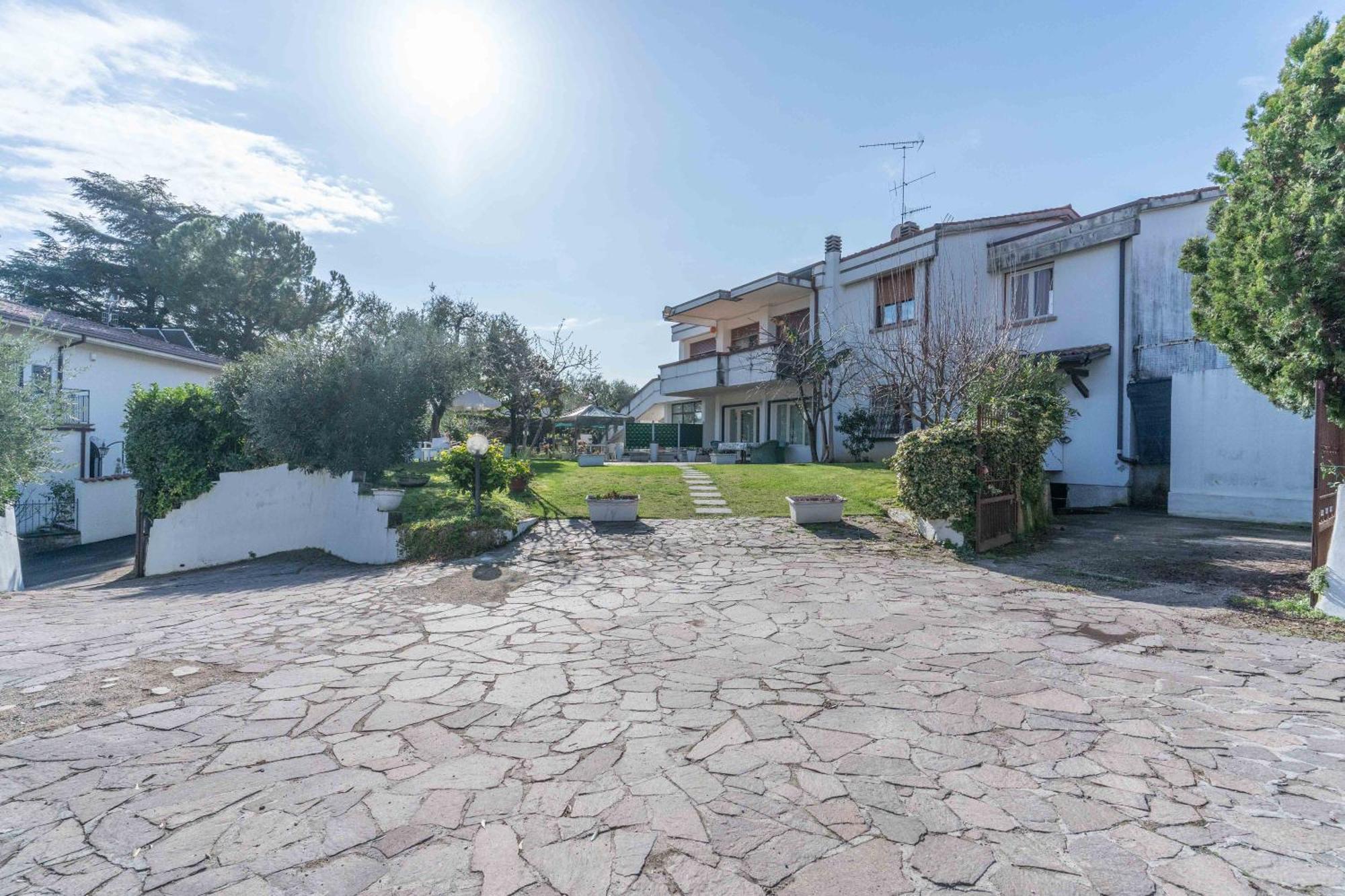 Ampia Dimora A Salo Con Parcheggio E Giardino Apartment Luaran gambar
